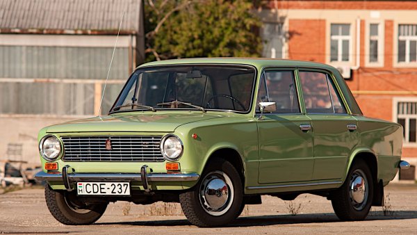 2101 е първият автомобил, произведен от ВАЗ -Волжски автомобилен завод. У нас го наричаме Жигули и дори пуснаха филм с това име.

В повечето отношения това е  Fiat 124 (успешен носител на наградата &bdquo;Кола на годината&ldquo; през 1967). ВАЗ го адаптира, за да отговаря на лошите пътни условия в родината и останалите соц страни.

Предлага се като седан и комби, като последният е наречен ВАЗ-2102. Автомобилът се продава в Западна Европа като Лада 1200, 1300 или 1500, според капацитета на наличните двигатели.
Много популярен в соц блока заради ниската си цена (стига да ти дойде ред в "Мототехника"), автомобилът надживява Fiat, на който е базиран, като остава в производство до 1988 година.